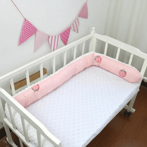 Tour de Lit BEBE - Rose blanc aux motifs fraises et petit - pois - Spot Bébé