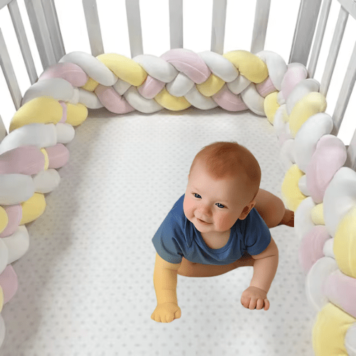 Tresse de Lit 4 brins installé dans un berceau avec un bébé fille qui sourit.