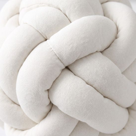 Gros plan nœud tresse de lit bébé blanche 3 brins coton texturé couture main