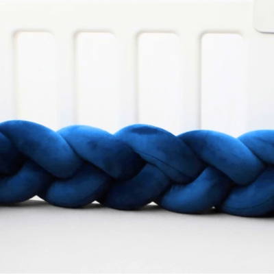 Tresse de lit bleu marine créant un cocon sécurisant pour bébé