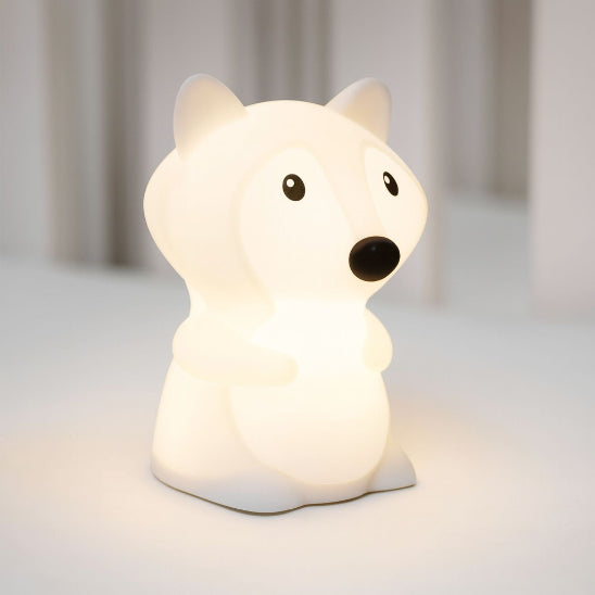 Veilleuse renard grande taille 12,5 × 12,5 × 16 cm posée dans une chambre d’enfant.