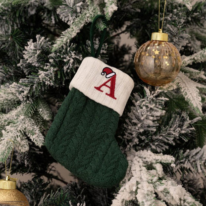 Chaussette de Noël à l'initiale A en tricot vert suspendue au sapin