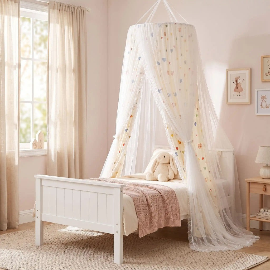Ciel de lit enfant Mille Cœurs au-dessus d'un lit blanc dans une chambre de petite fille