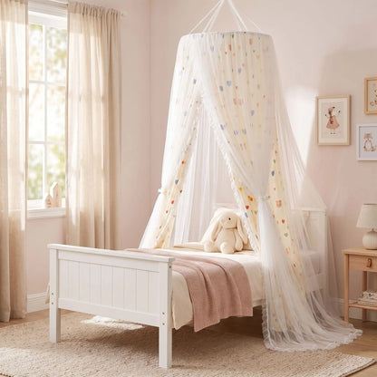 Ciel de lit enfant Mille Cœurs au-dessus d'un lit blanc dans une chambre de petite fille
