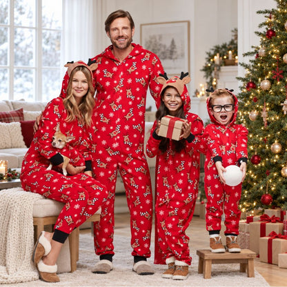 Famille en combinaison pyjama Noël famille rouge à capuche renne devant le sapin