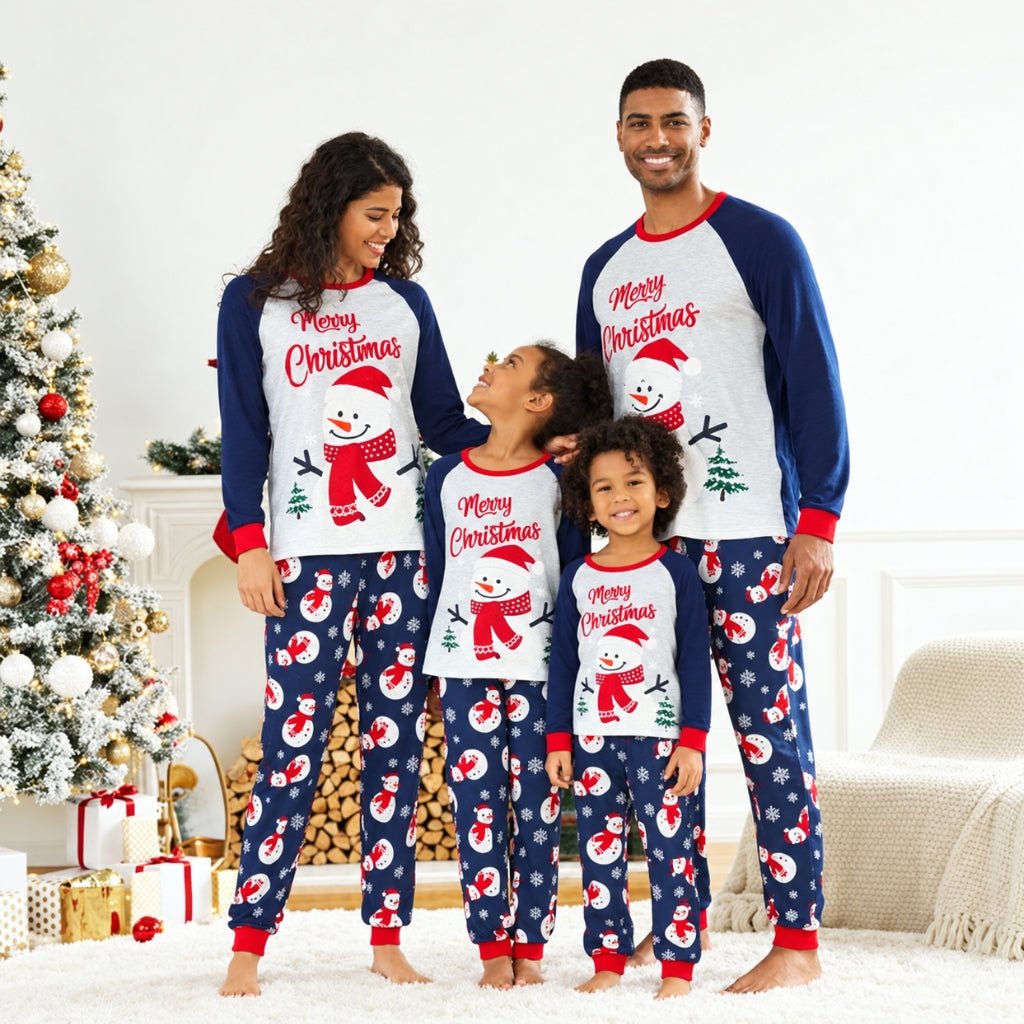 Famille en pyjama Noël famille bonhomme de neige Flocon gris et bleu marine devant le sapin