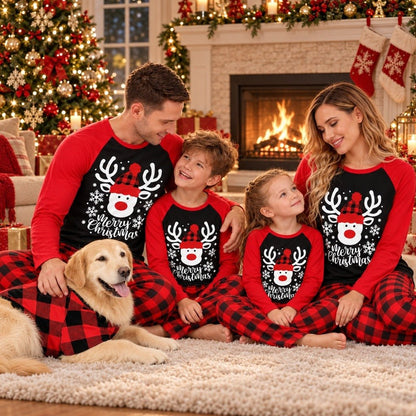Famille et chien en pyjama Noël famille carreaux Rodolphe au coin du feu
