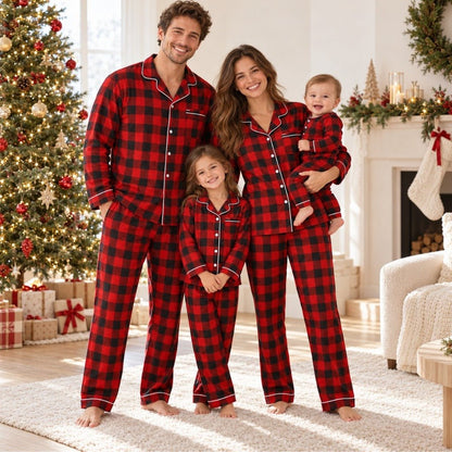Famille en pyjama Noël famille écossais Highland rouge et noir devant le sapin
