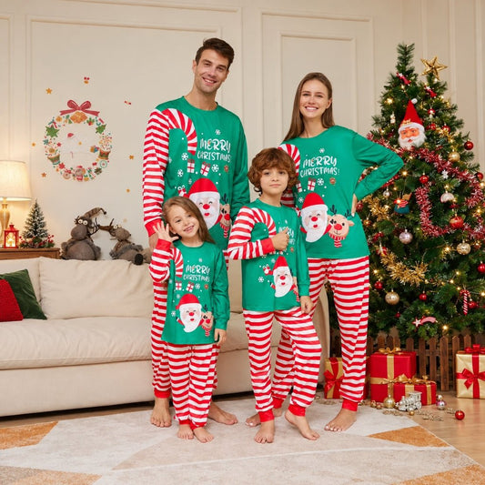 Pyjama Noël famille et chien Sucre d'Orge porté par papa, maman et leurs deux enfants au pied du sapin