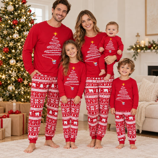 Famille en pyjama Noël famille sapin rouge Étoile Polaire devant le sapin