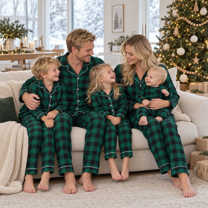 Famille en pyjama Noël famille vert à carreaux Sapinière sur le canapé