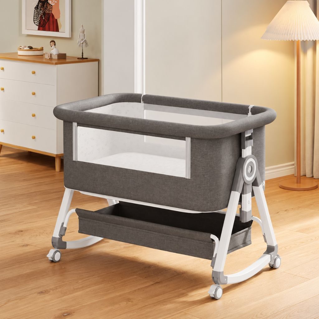 Berceau cododo gris installé dans une chambre de bébé