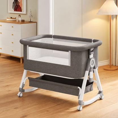 Berceau cododo gris installé dans une chambre de bébé