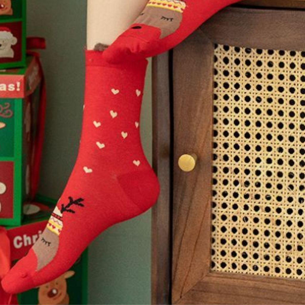 Chaussettes de Noël renne aux petits cœurs portées