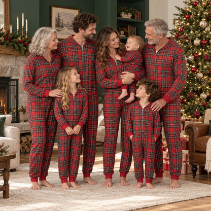 Grande famille avec grands-parents en combinaison de Noël tartan rouge à capuche