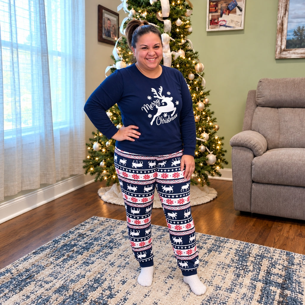Maman en pyjama de Noël bleu marine renne blanc et pantalon nordique