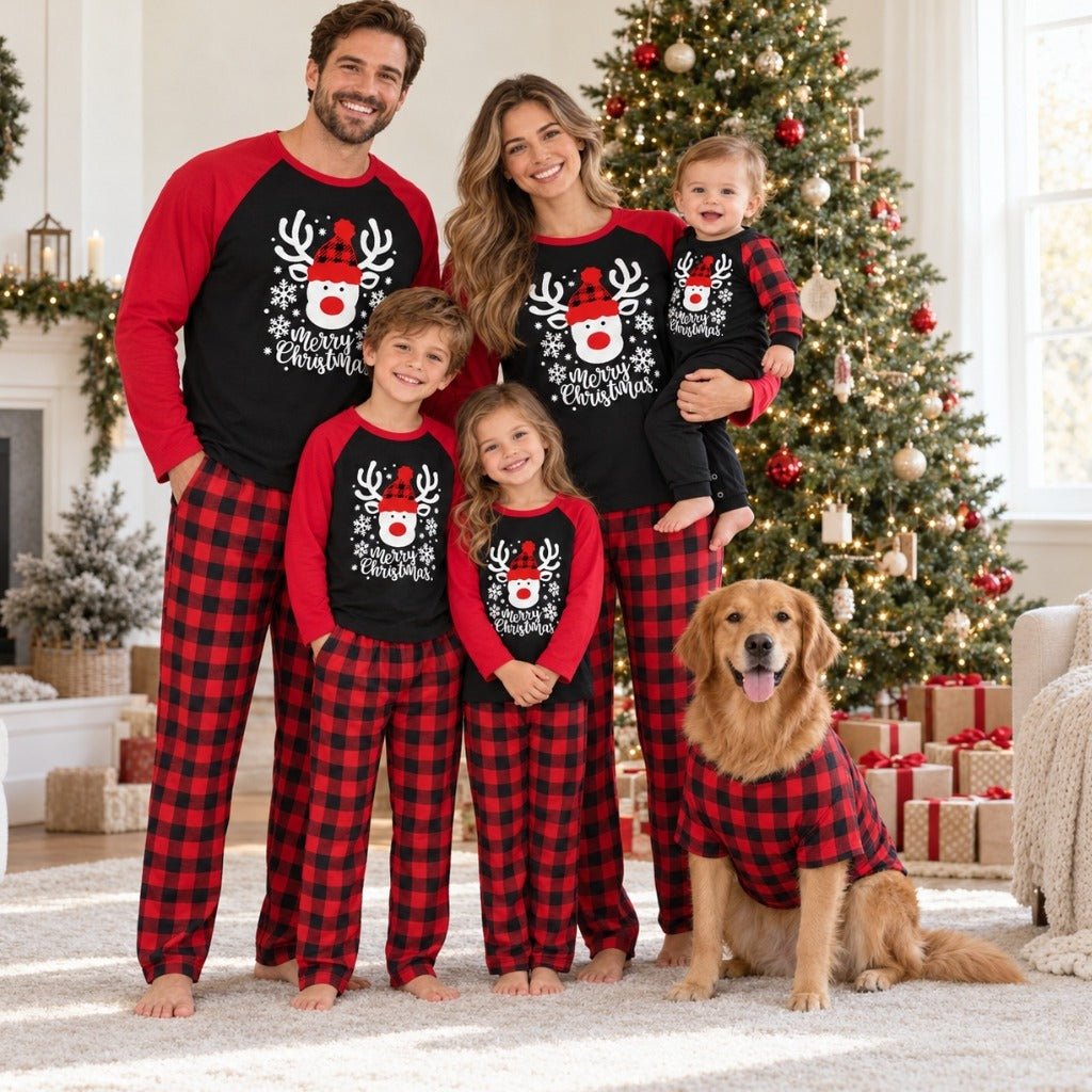Famille avec bébé et chien en pyjama de Noël renne et carreaux rouges et noirs