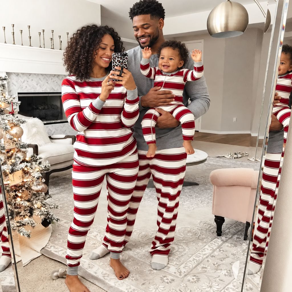 Maman, papa et bébé en pyjama Noël famille rayé Marinière devant le miroir