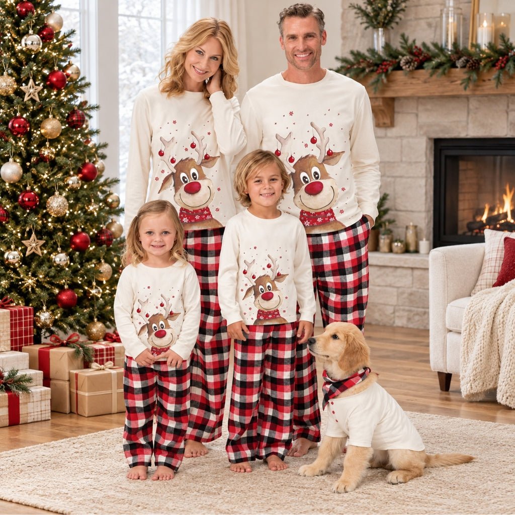 Parents et enfants en pyjama de Noël renne et pantalon tartan avec leur chien