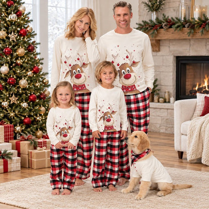 Parents et enfants en pyjama de Noël renne et pantalon tartan avec leur chien