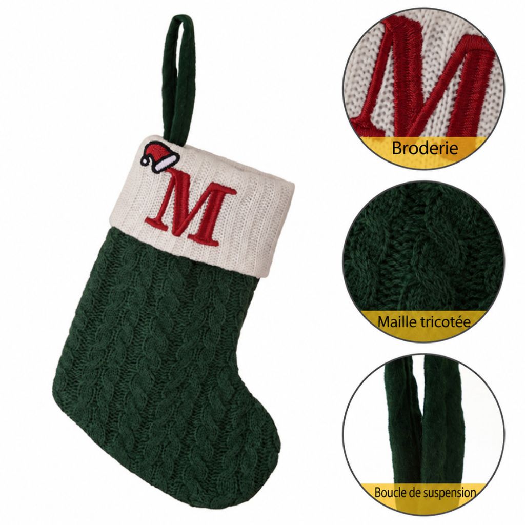 Détails de la chaussette de Noël : broderie, maille torsadée et boucle de suspension