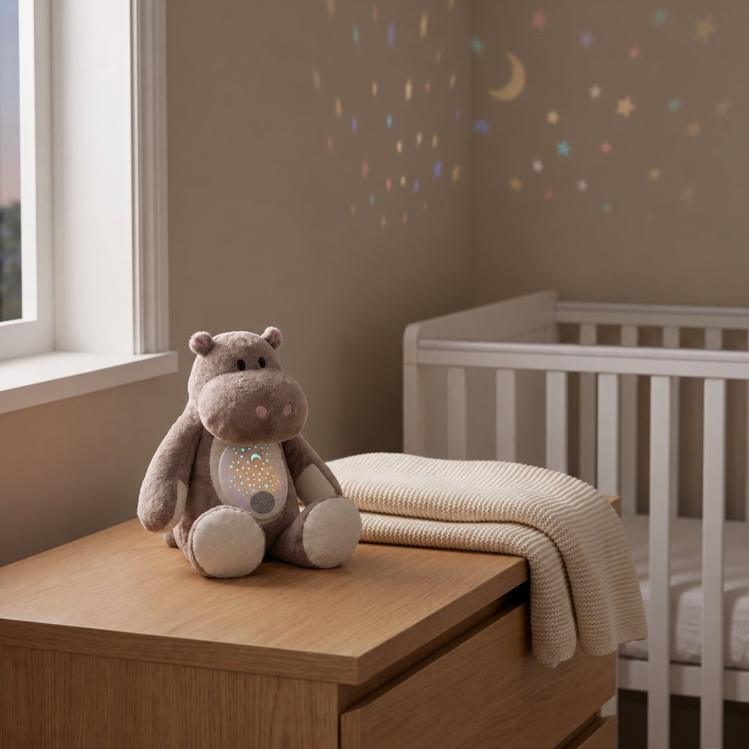 Peluche hippopotame veilleuse Hippolyte sur une commode, étoiles colorées projetées au mur