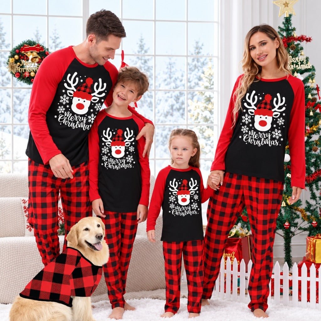 Famille et chien en pyjama Noël famille carreaux devant le sapin