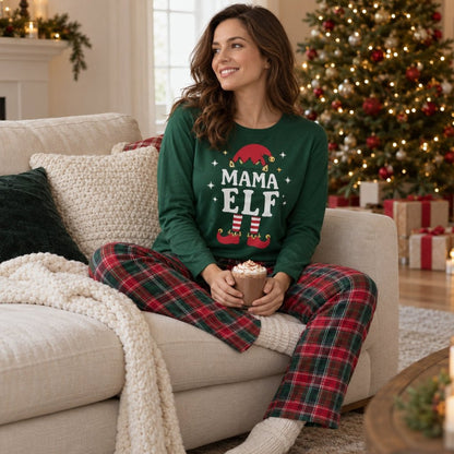 Maman en pyjama de Noël Mama Elf avec chocolat chaud sur le canapé
