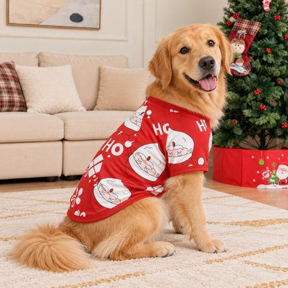 Chien en t-shirt de Noël rouge imprimé Père Noël assorti à la famille