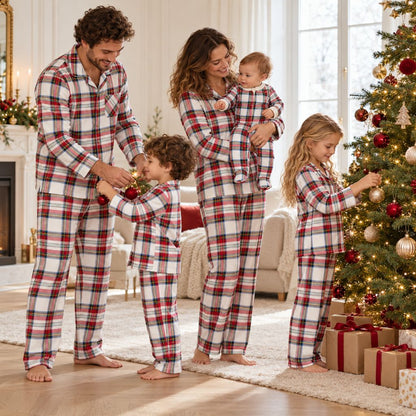 Famille en pyjama Noël tartan blanc qui décore le sapin ensemble