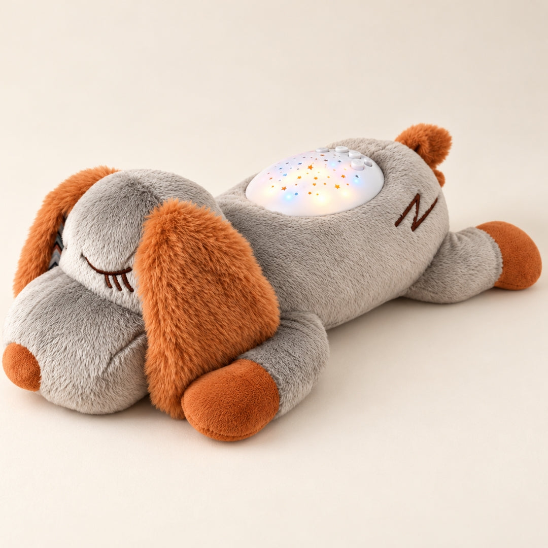 Veilleuse peluche Roupillou allumée, dôme projecteur d'étoiles colorées sur le dos