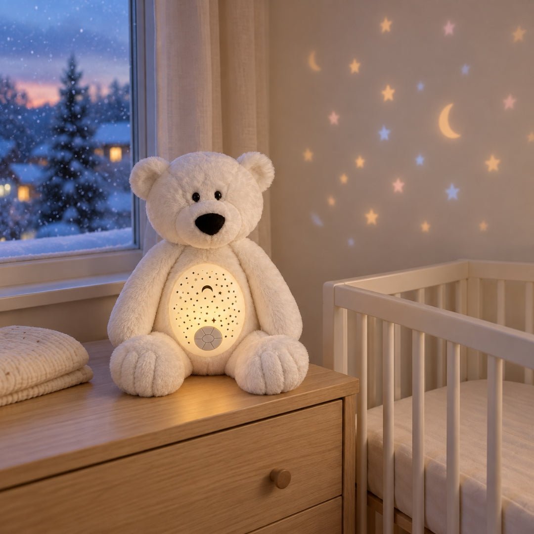 Veilleuse ours polaire Flocon sur une commode en hiver, étoiles projetées au mur et neige à la fenêtre