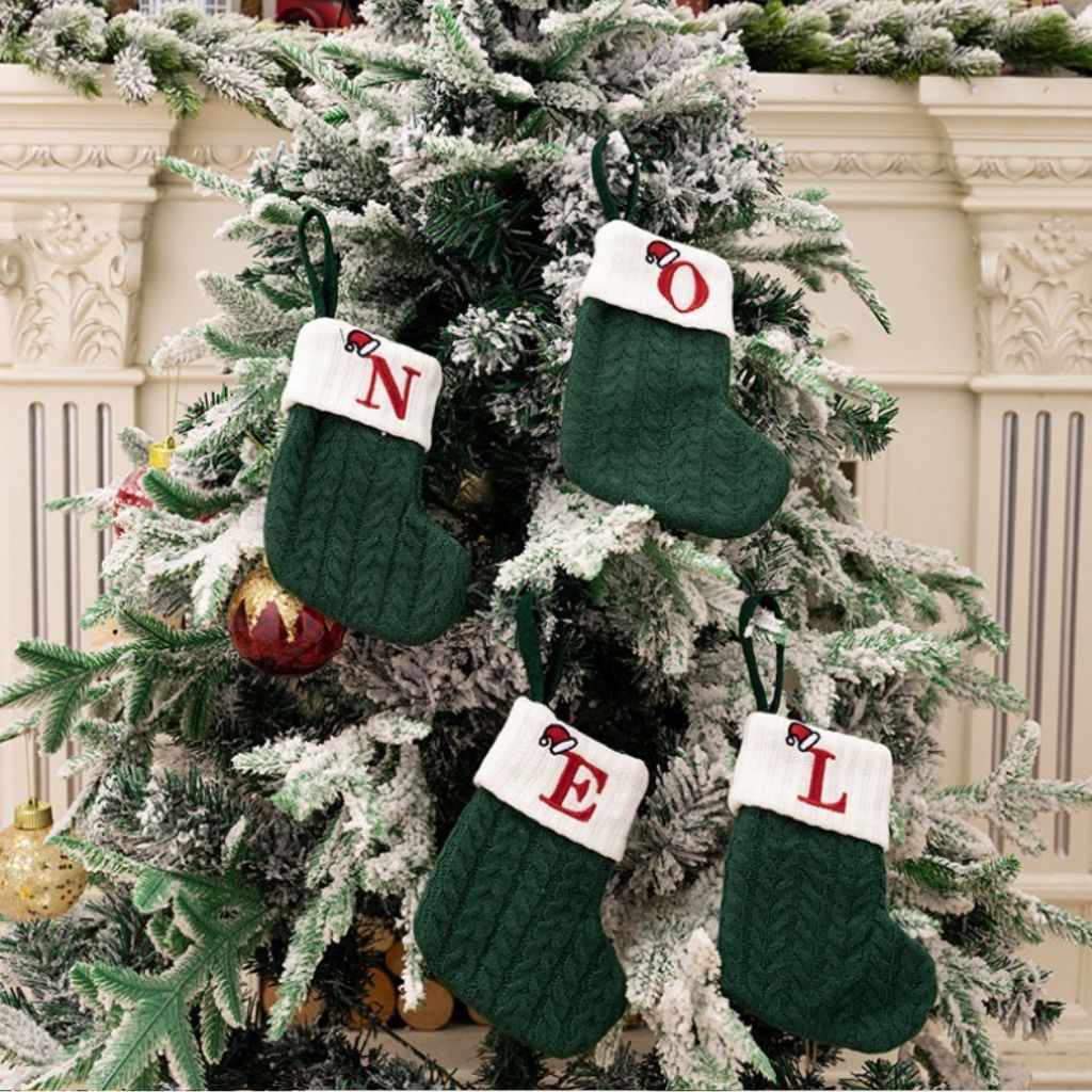 Chaussettes de Noël à l'initiale formant le mot NOEL dans le sapin