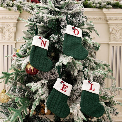 Chaussettes de Noël à l'initiale formant le mot NOEL dans le sapin