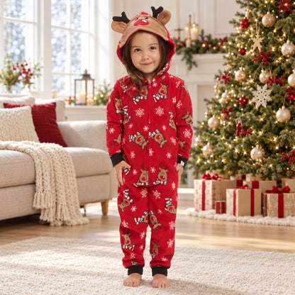 Petite fille en combinaison pyjama de Noël rouge avec capuche bois de renne