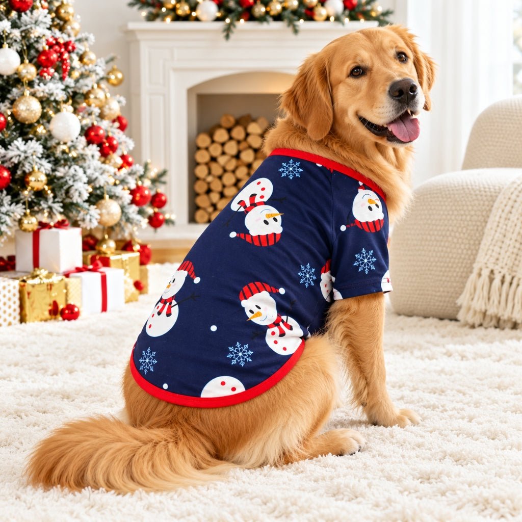 Chien en t-shirt de Noël bleu marine imprimé bonshommes de neige