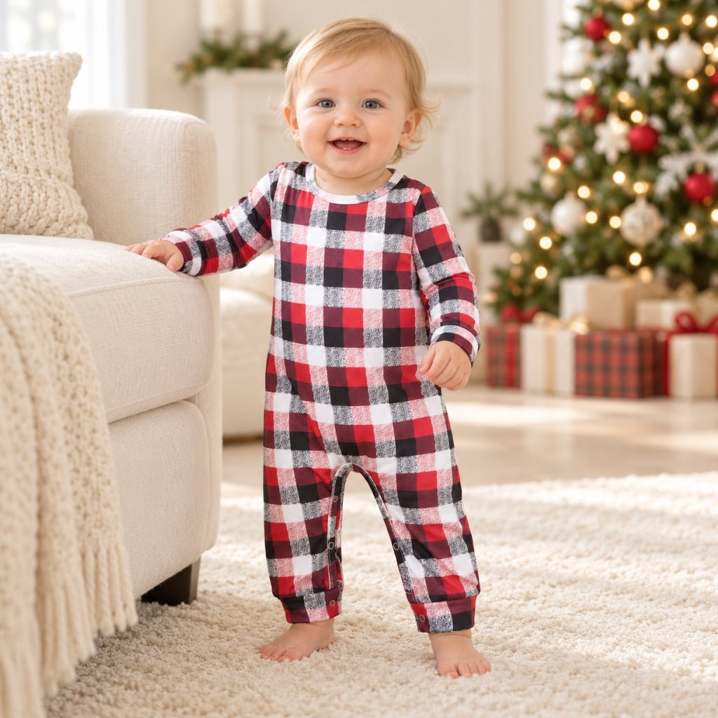 Chien en t-shirt blanc et bandana tartan assorti au pyjama de Noël famille