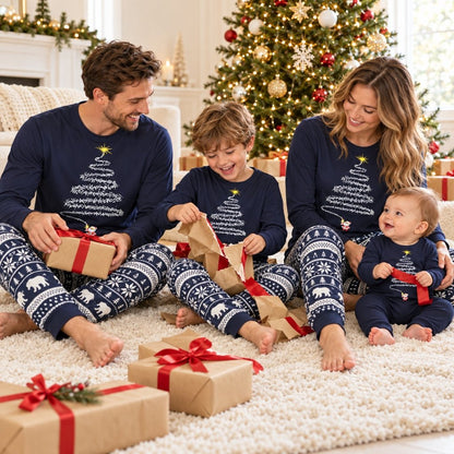 Famille en pyjama de Noël bleu marine sapin étoilé ouvrant les cadeaux