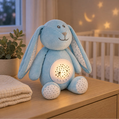 Veilleuse musicale pour bébé Lulune posée sur une commode dans une chambre de bébé le soir
