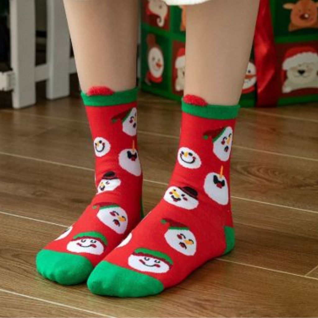 Chaussettes de Noël rouges à bonhommes de neige vues de face