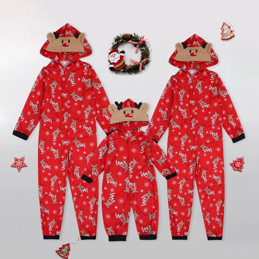 Combinaisons pyjama Noël famille rouges à capuche renne posées à plat