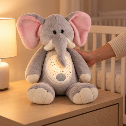 Maman qui pose la peluche éléphant Pompon sur la table de nuit au moment du coucher