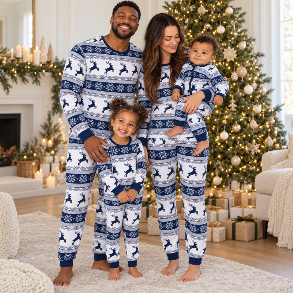 Famille en pyjama Noël famille nordique Laponie bleu marine devant le sapin