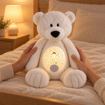 Mains qui installent la veilleuse ours polaire Flocon sur le lit au moment du coucher