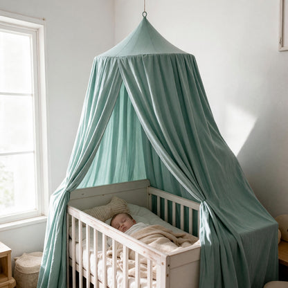 Ciel de lit bébé vert d'eau Lagon au-dessus d'un berceau blanc