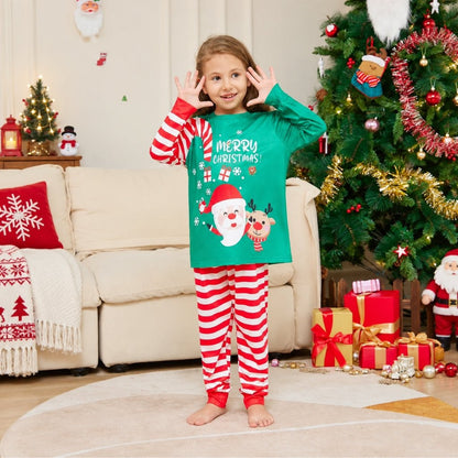 Petite fille en pyjama de Noël vert Merry Christmas avec Père Noël et pantalon rayé