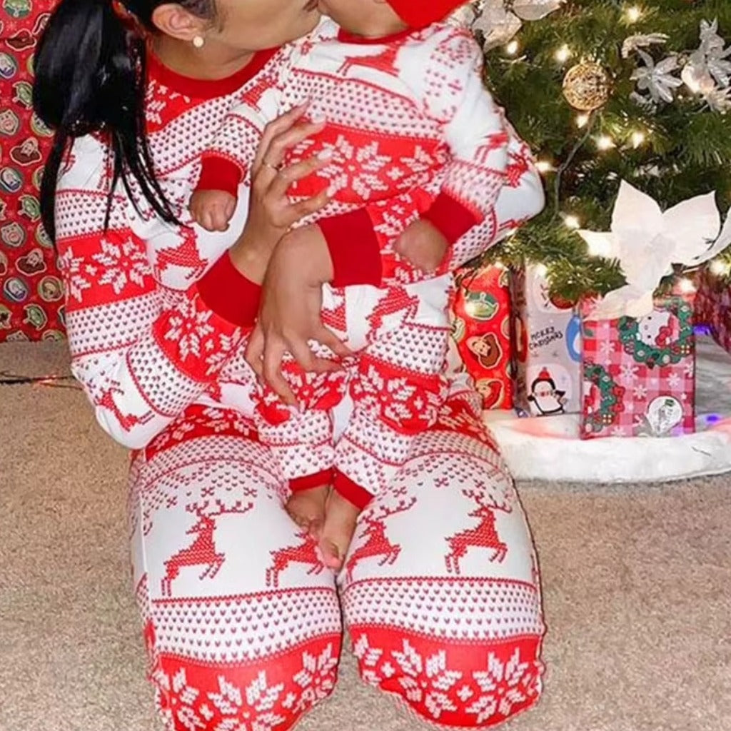 Maman et bébé en pyjama de Noël nordique rouge aux rennes