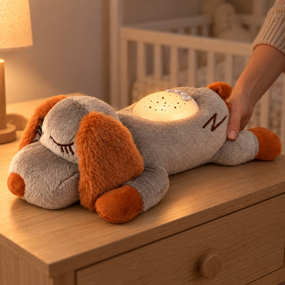 Main qui pose la veilleuse chiot Roupillou sur la table de nuit pour le coucher