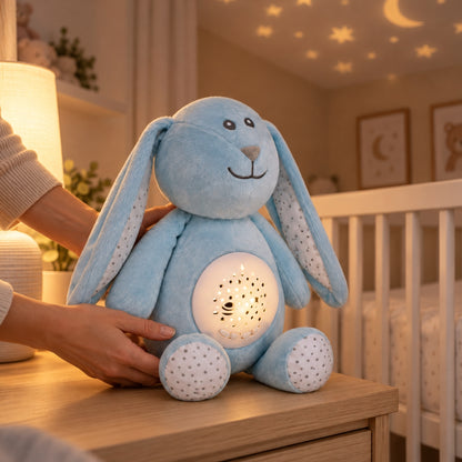 Maman qui pose la veilleuse lapin Lulune près du lit pour le rituel du coucher
