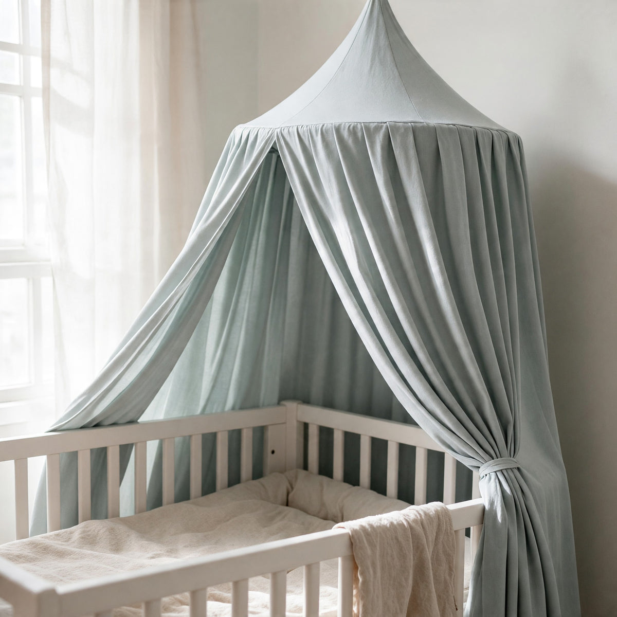 Ciel de lit bébé gris bleuté Brume au-dessus d'un berceau blanc